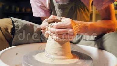 传统陶艺制作，男老师在美术工作室展示陶艺基本知识.. 艺术家用手轻轻地操作